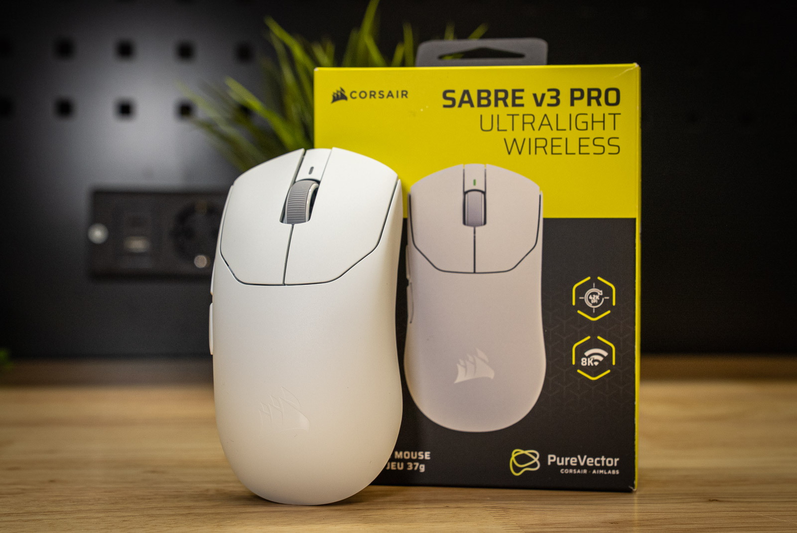 Die Corsair Sabre v3 Pro PureVector Ultralight Wireless White